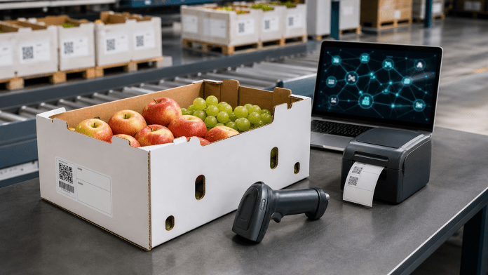 Caja de fruta con escáner, impresora de etiquetas y panel digital de trazabilidad.