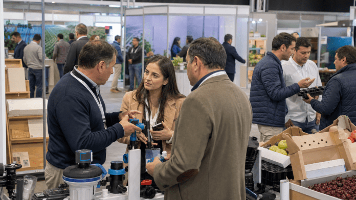 Proveedores fruticolas: la red silenciosa que sostiene una temporada completa Productora conversando con proveedores de riego, embalaje y tecnologia en una feria tecnica fruticola.